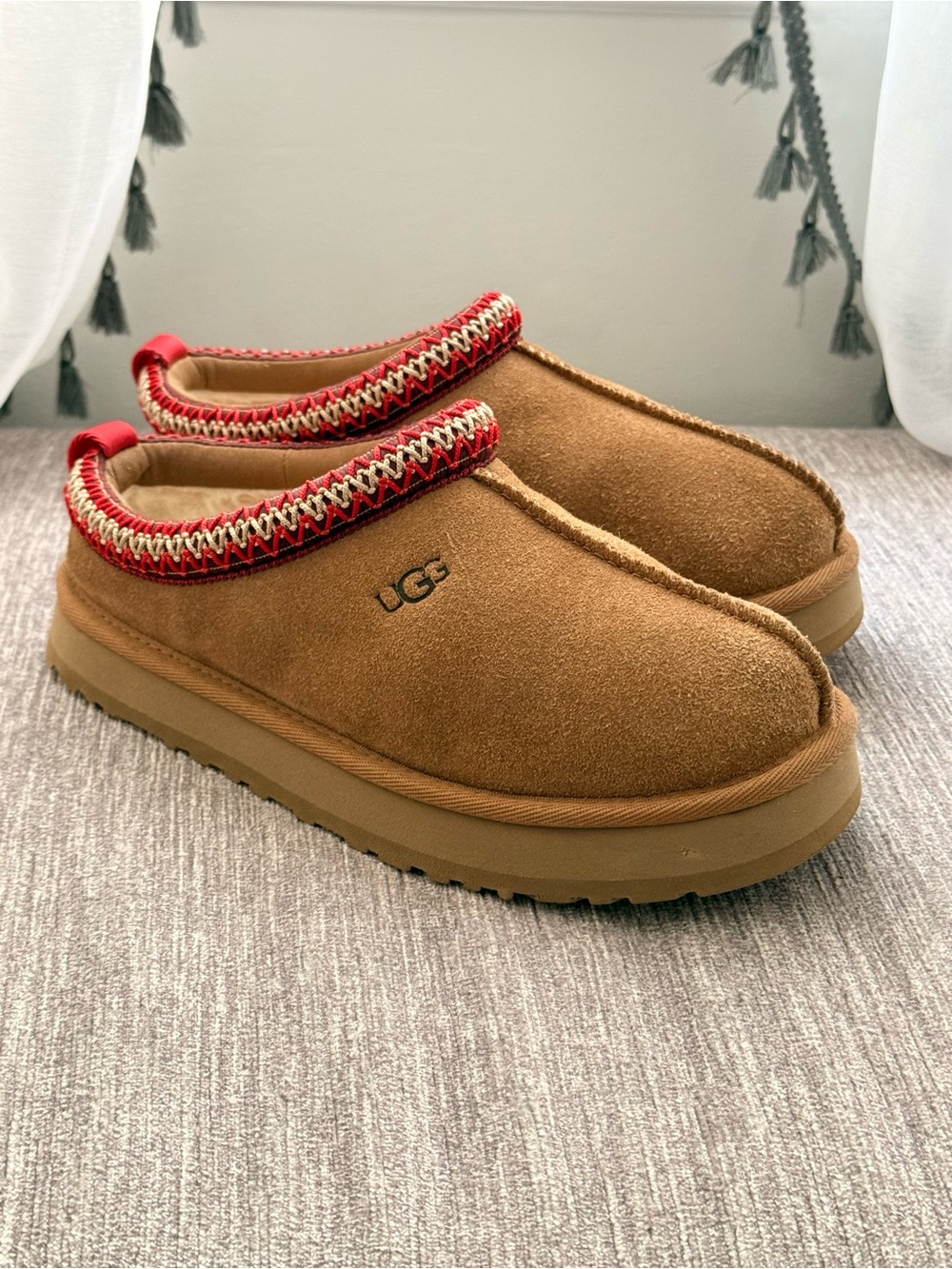 UGG Kids Tazz (Little Kid/Big Kid) Chestnut Suede Slip-On Clog with Red Trim